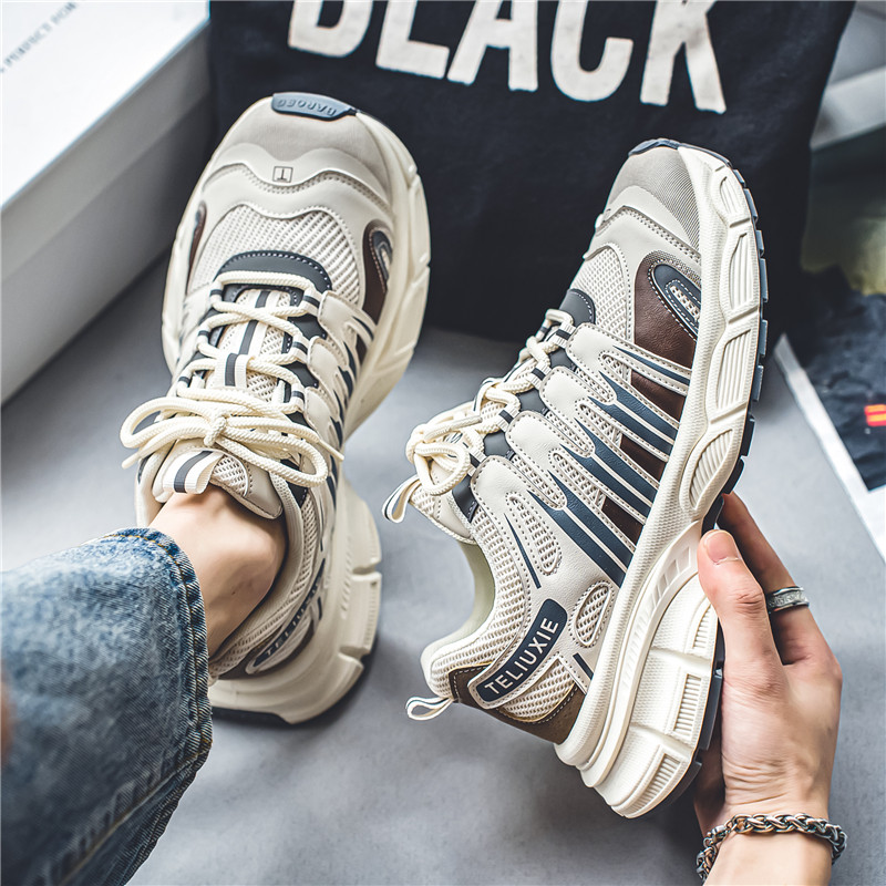 Street Fashion Hong Kong - Sepatu sneakers trendi gaya Hong Kong
