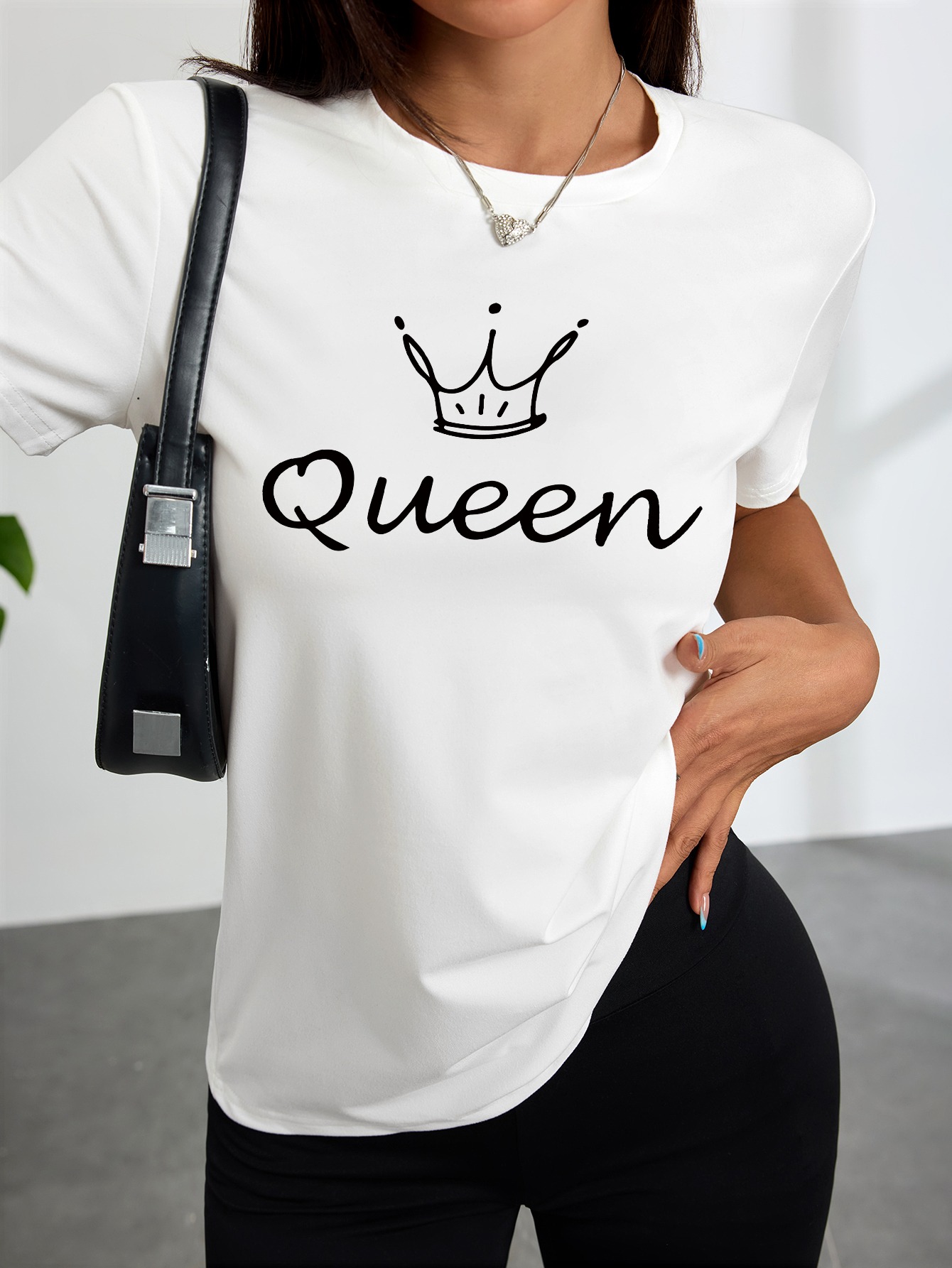 Queen Street Fashion - Kaos Putih Wanita dengan Cetakan Mahkota