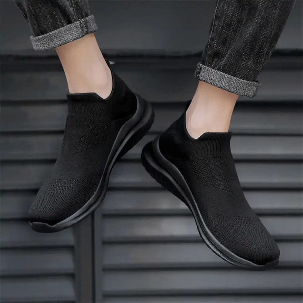 Street Fashion In Vietnam - Sepatu olahraga pria, krem lembut baru