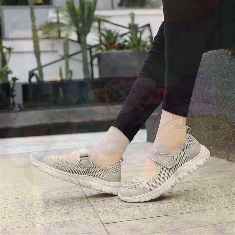 Street Fashion In Vietnam - Sepatu Tenis Wanita Jaring Nomor 40