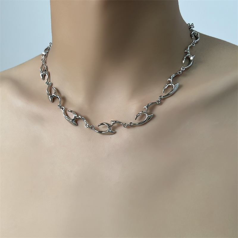 Kalung logam bentuk tidak bera - Street Fashion Trend 2025 ulasan dan harga